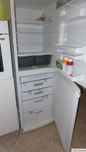sauberer angeschlossener Kühlschrank